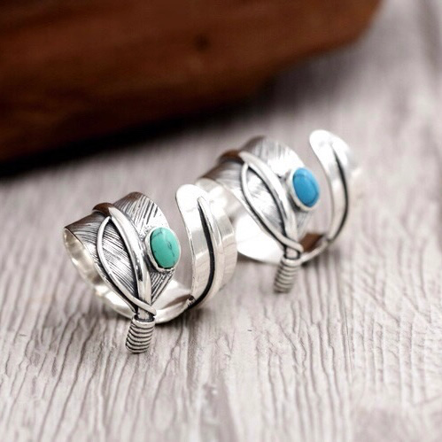 Feather-shaped sterling silver ring inlaid with turquoise